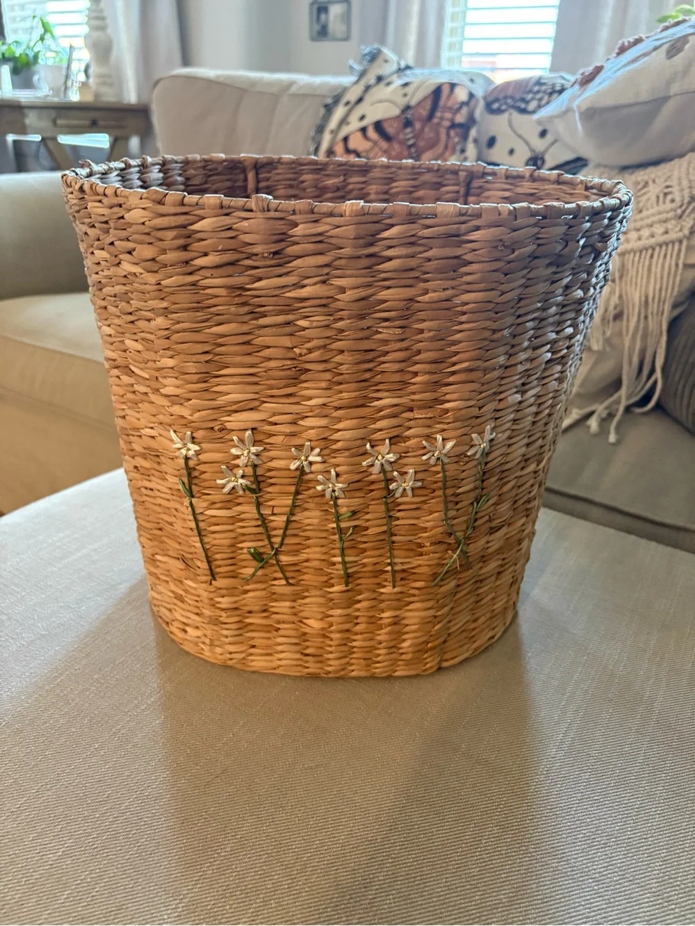 ADORABLE vintage natural woven seagrass basket with daisy floral embellishment